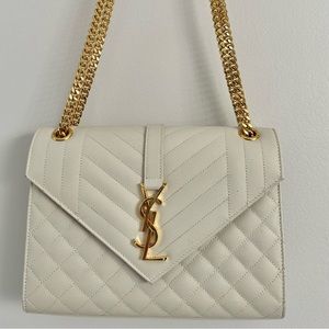 PRE-LOVED MEDIUM ENVELOPE IN QUILTED GRAIN DE POUDRE EMBOSSED LEATHER.